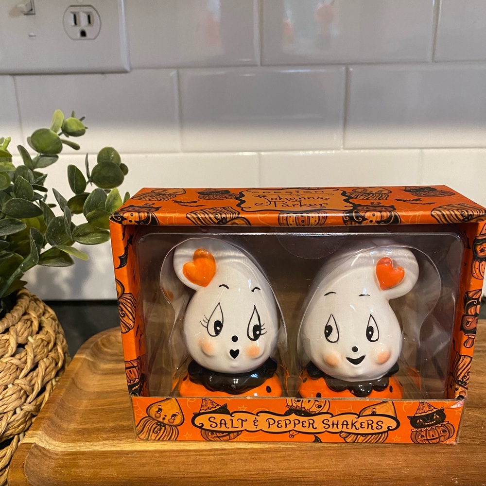 Johanna Parker New ghost Orange Heart SALT & PEPPER Shakers